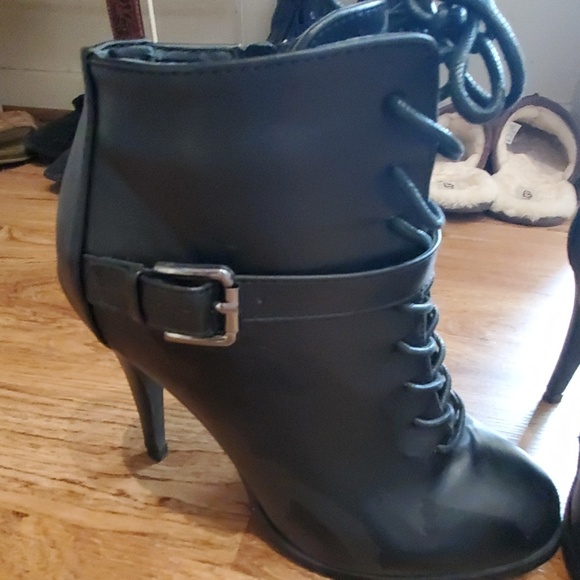 Michael Antonio 4" booties, size 7 - Picture 3 of 3